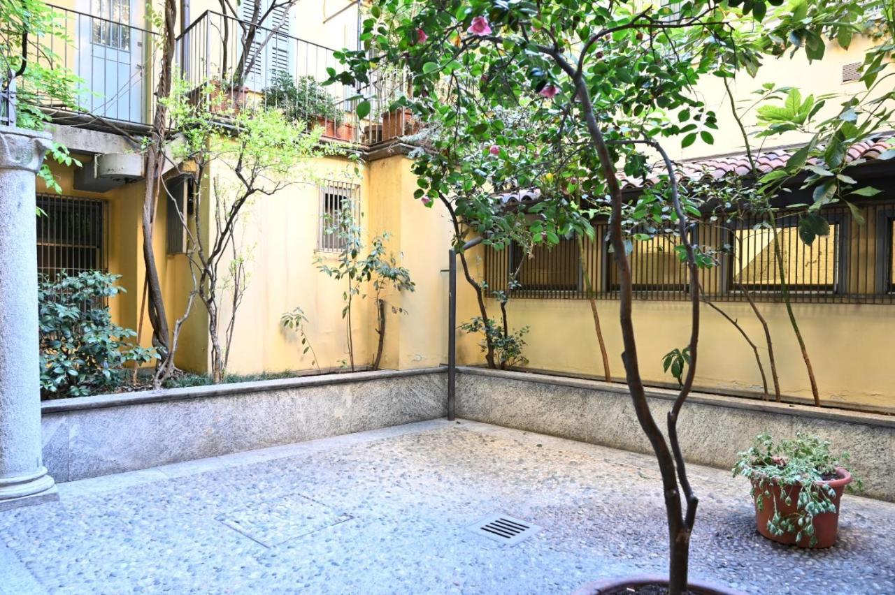 Appartamento Le Guglie In Piazza Castello - Centro Storico Milan Bagian luar foto